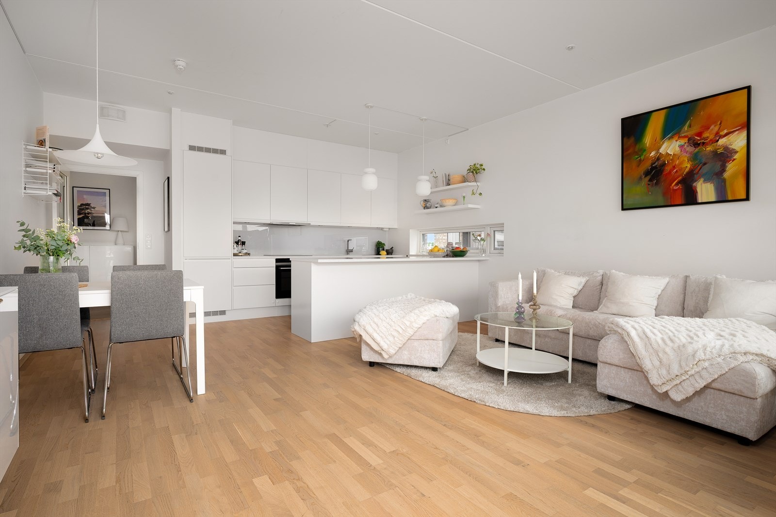 Moderne og sosial planløsning med åpen stue- og kjøkkenløsning. Galleribilde