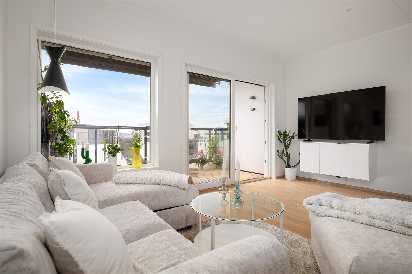 Lun sofakrok med hyggelig utsyn gjør dette til en naturlig samlingsplass i hjemmet. Galleribilde