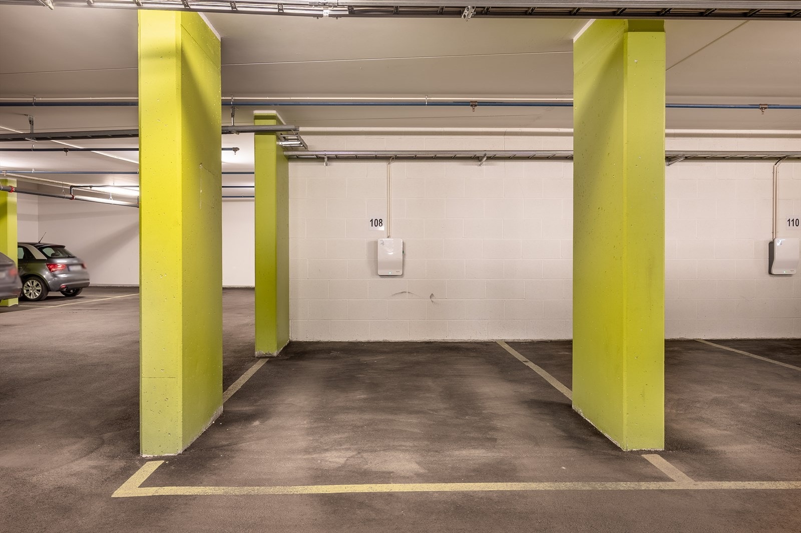 Det medfølger garasjeplass med elbil lader i Lørenporten Garasjesameie med el-lader. Galleribilde