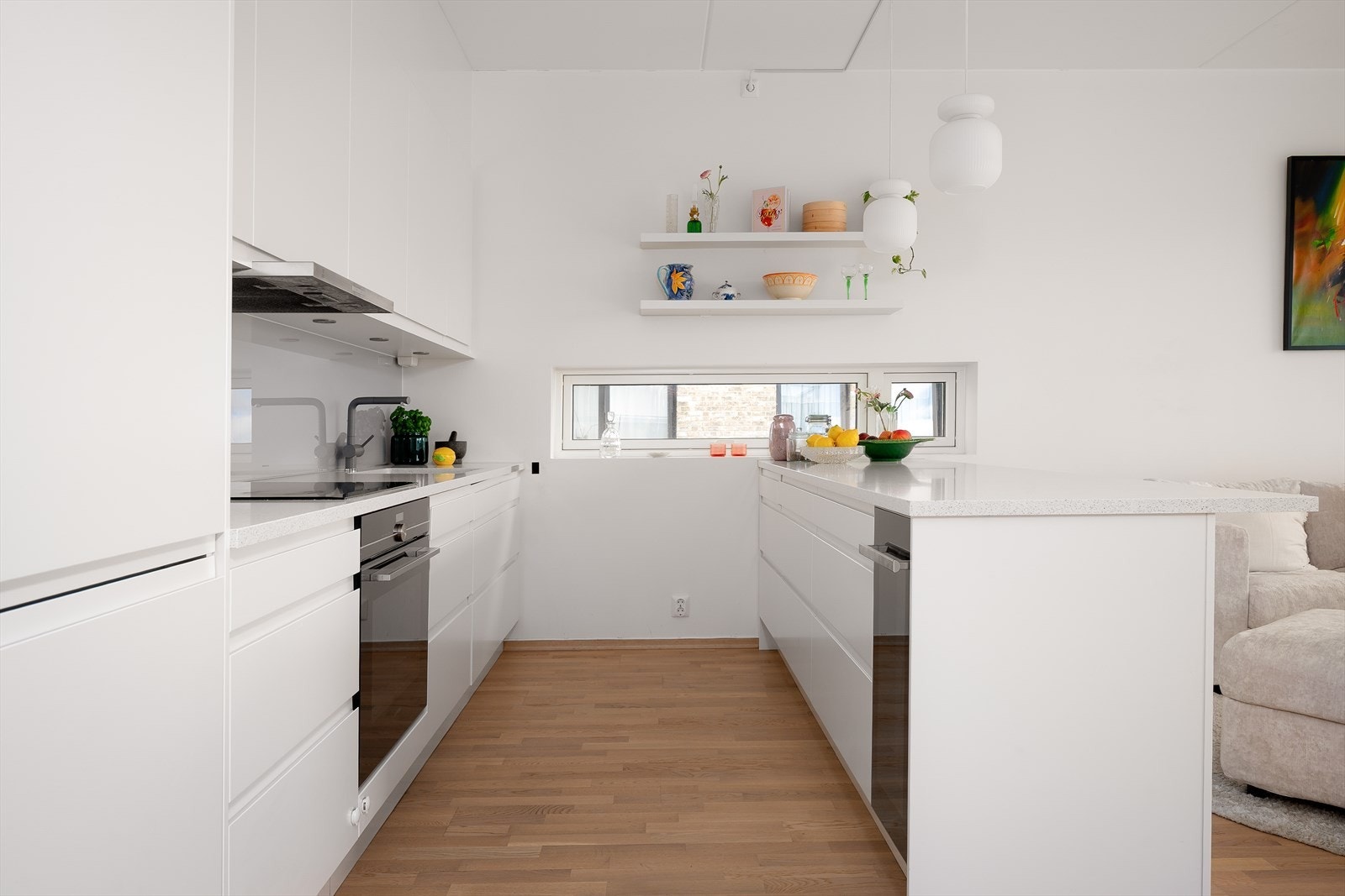 Velutstyrt kjøkken med glatte fronter, stein-kompositt benkeplate og god skapplass. Galleribilde