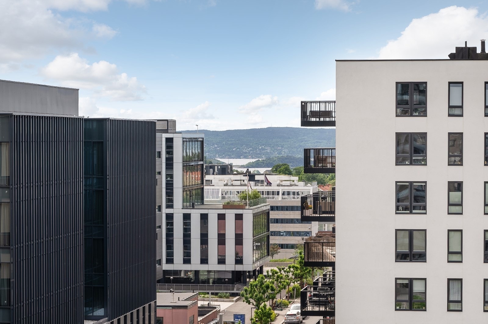 Fin utsikt mot fjorden og åsene i det fjerne - gir en deilig følelse av åpenhet og lys. Galleribilde