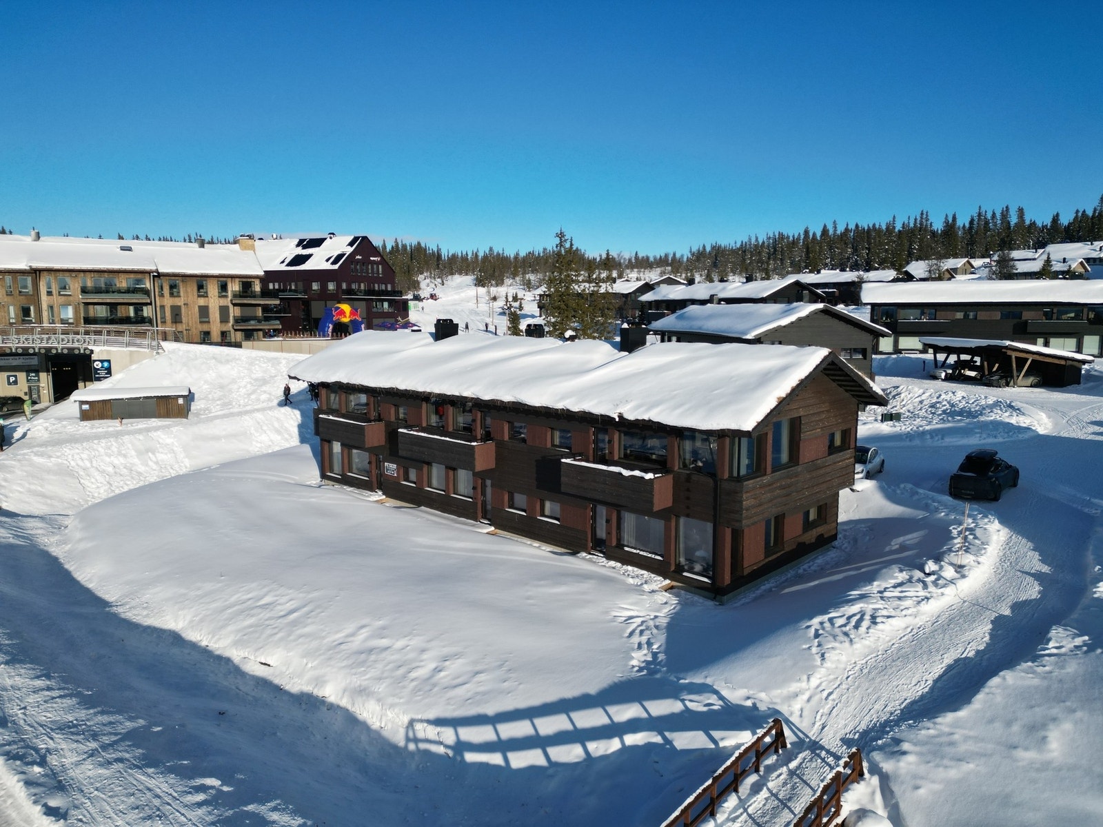 Leiligheten ligger i 1 etg med flott utgang til og kunne nye kveldssolen. Galleribilde
