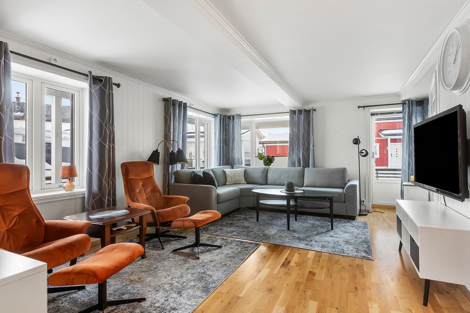 Stor stue med store vindusflater som gir en god romfølelsen Galleribilde