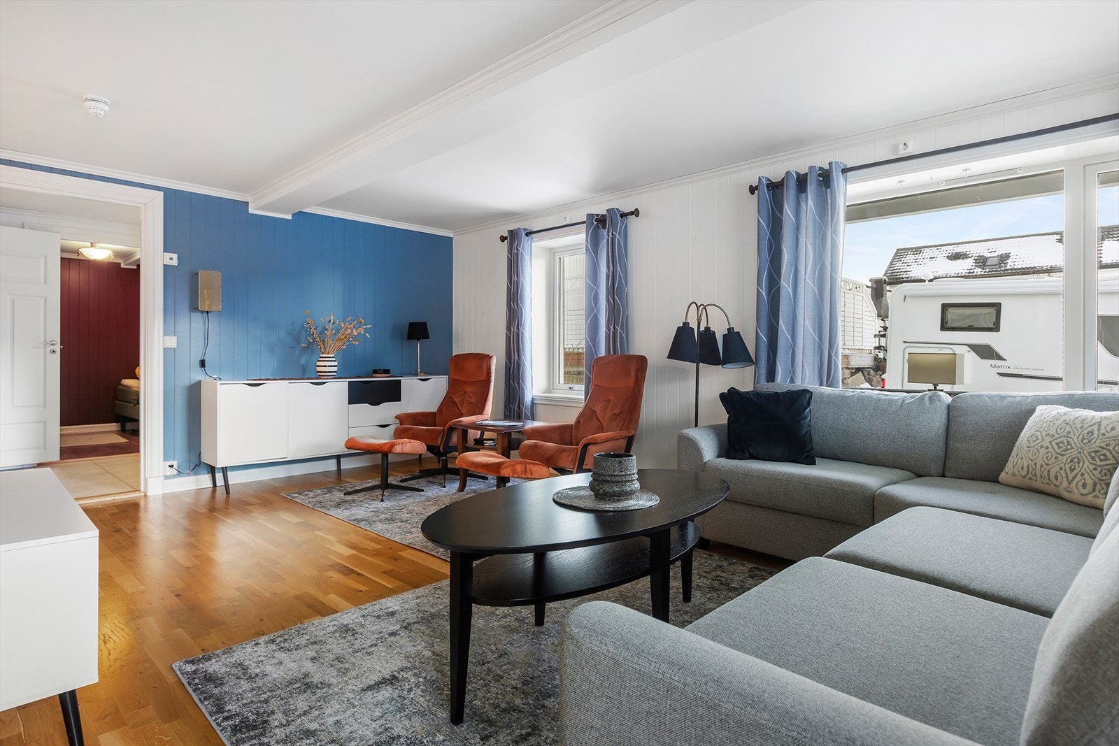 Stue med god plass til spisestue Galleribilde