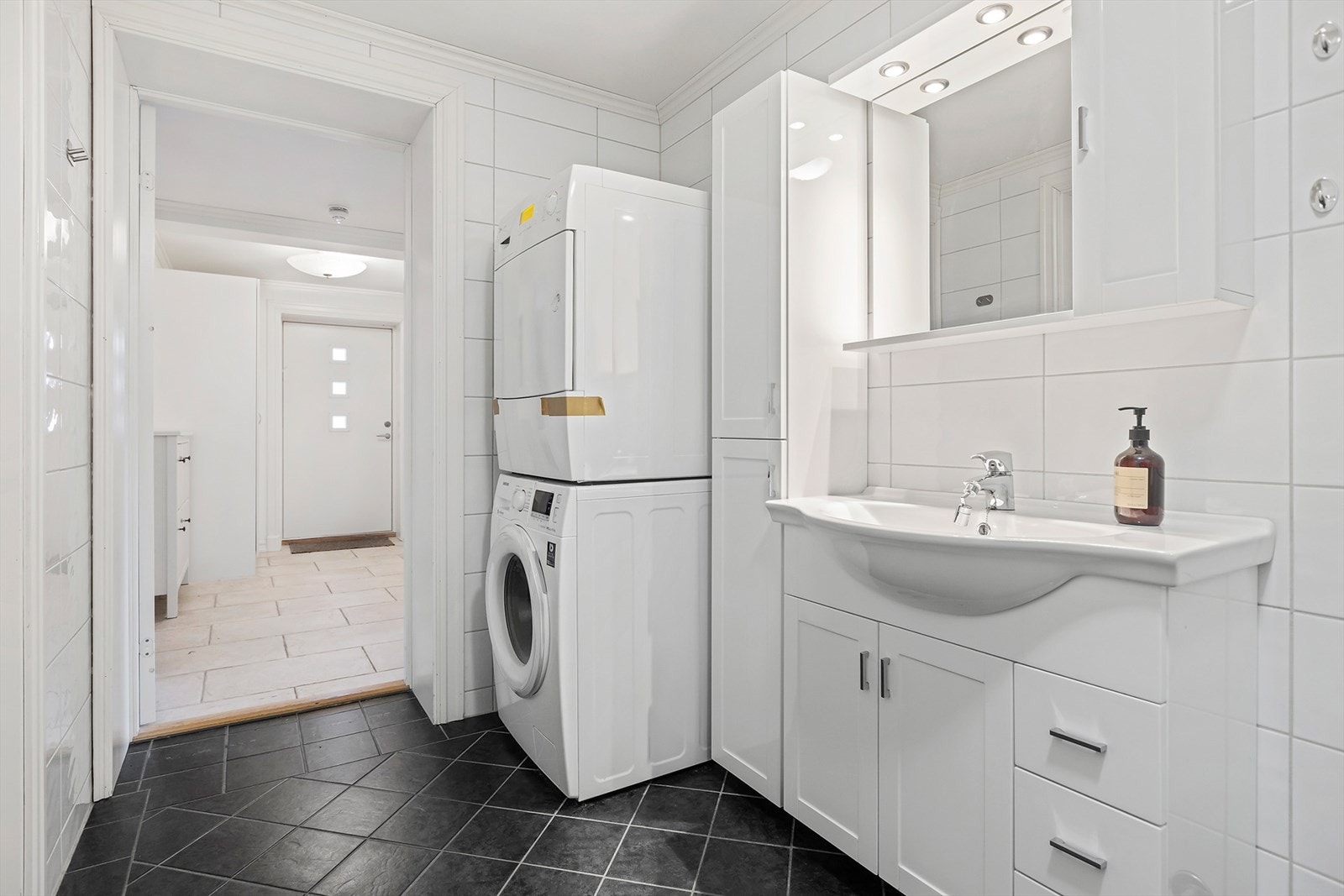 Det er opplegg til vaskemskin og tørketrommel Galleribilde