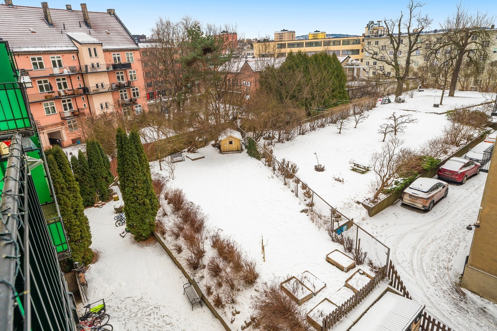 Utsikt fra balkongen viser et fint og hyggelig hageområde, ideelt for avslapning. Galleribilde