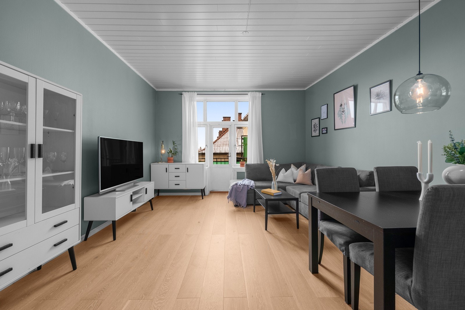 Store vindusflater gir godt lysinnslipp og utsyn til nærområdet. Galleribilde