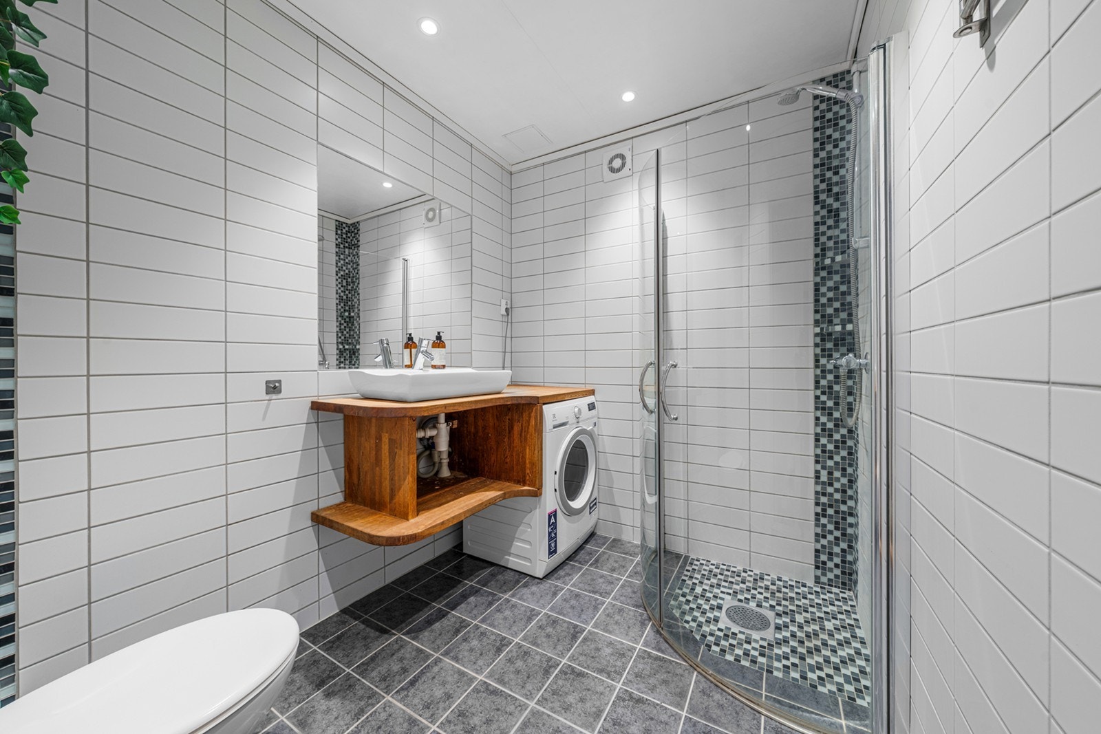 Flislagte vegger og gulv med elektriske varmekabler i gulvet. Galleribilde