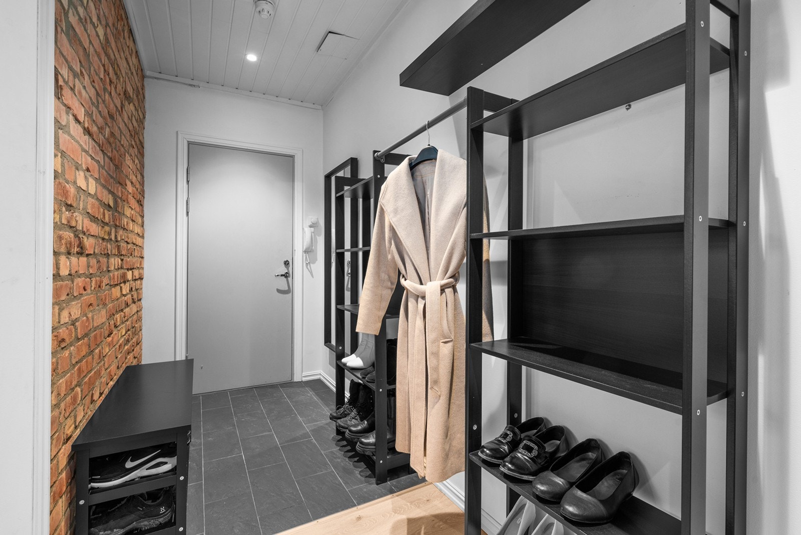 Flislagt entré med dørcallinganlegg. Galleribilde