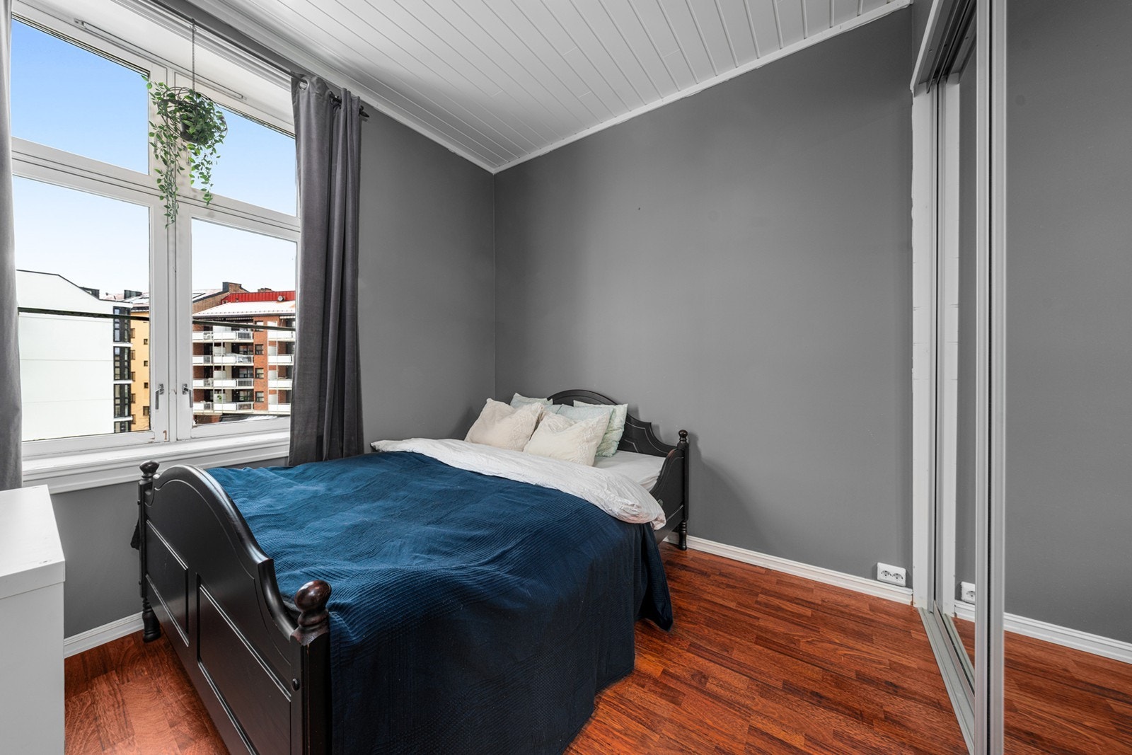 Det er god plass på hovedsoverommet til dobbeltseng med tilhørende møblement. Galleribilde