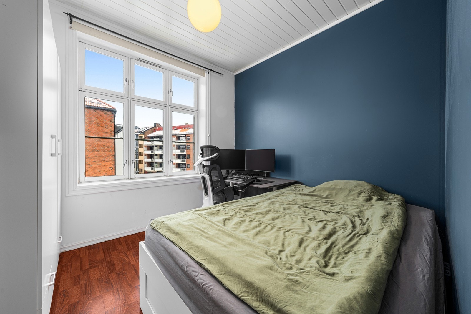 Store vindusflater gir godt lysinnslipp i rommet. Galleribilde