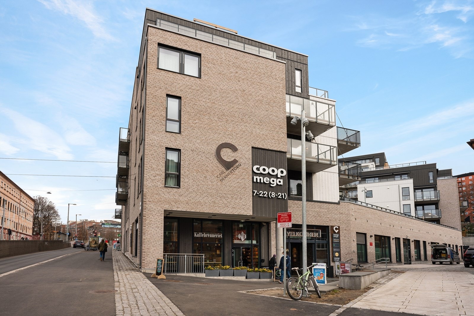 På Carl Berner Torg finner du blant annet Coop Mega, i tillegg til ulike kaféer og serveringssteder, blomsterbutikk og apotek. Galleribilde