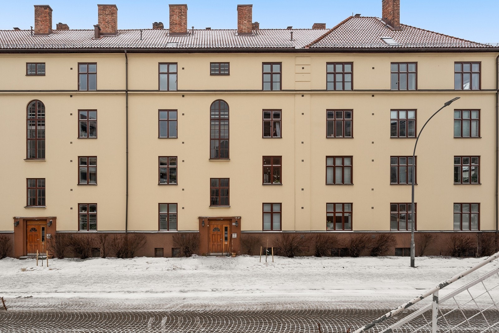 Entrédørene er brann- og lydklassifisert, og bygningen har malte balkongdører i tre med 3-lags glass. Galleribilde