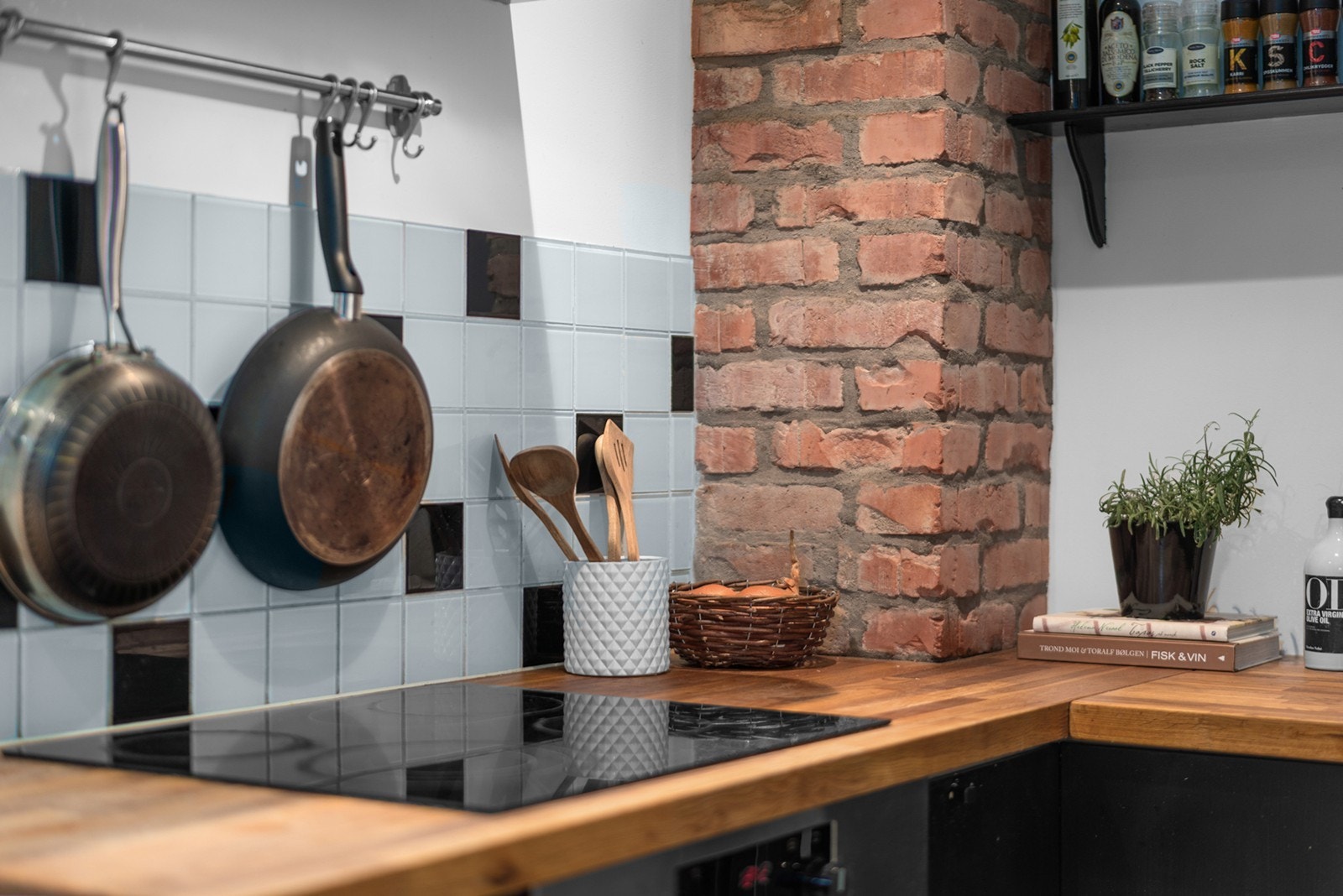 Fliser på veggen kombineres med teglsteinsdetaljer, som går i god stil med resten av leiligheten. Galleribilde