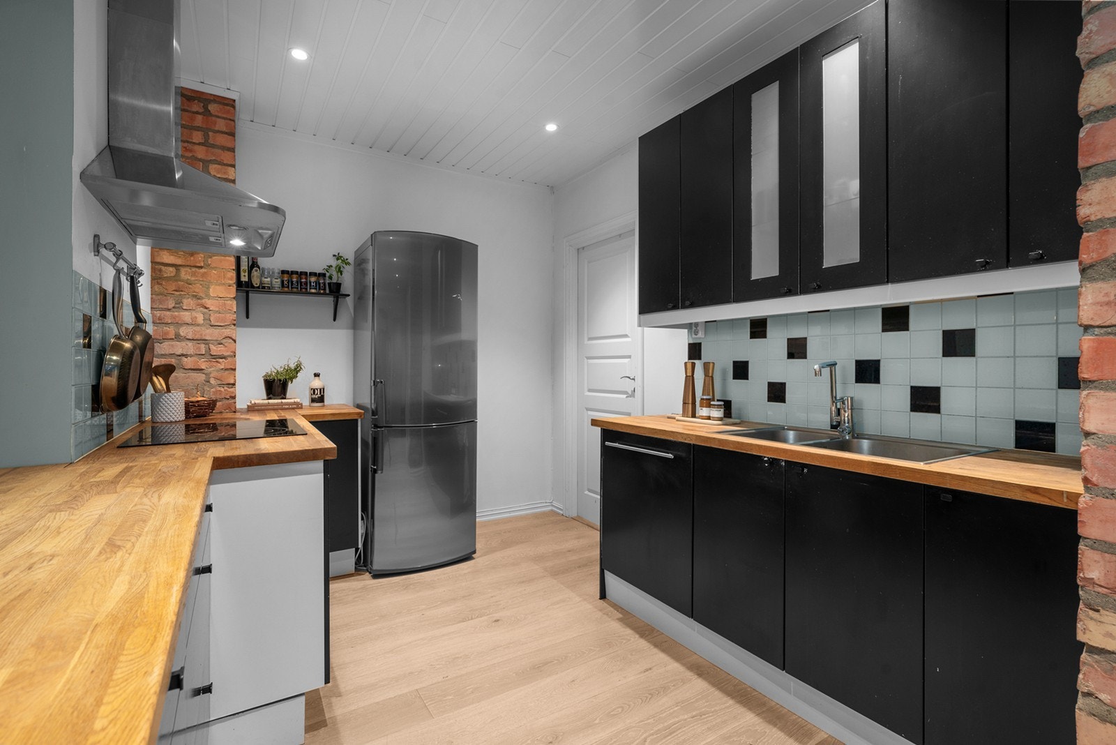 Kjøkkenet har glatte fronter, integrert platetopp og ventilator med avtrekk. Galleribilde