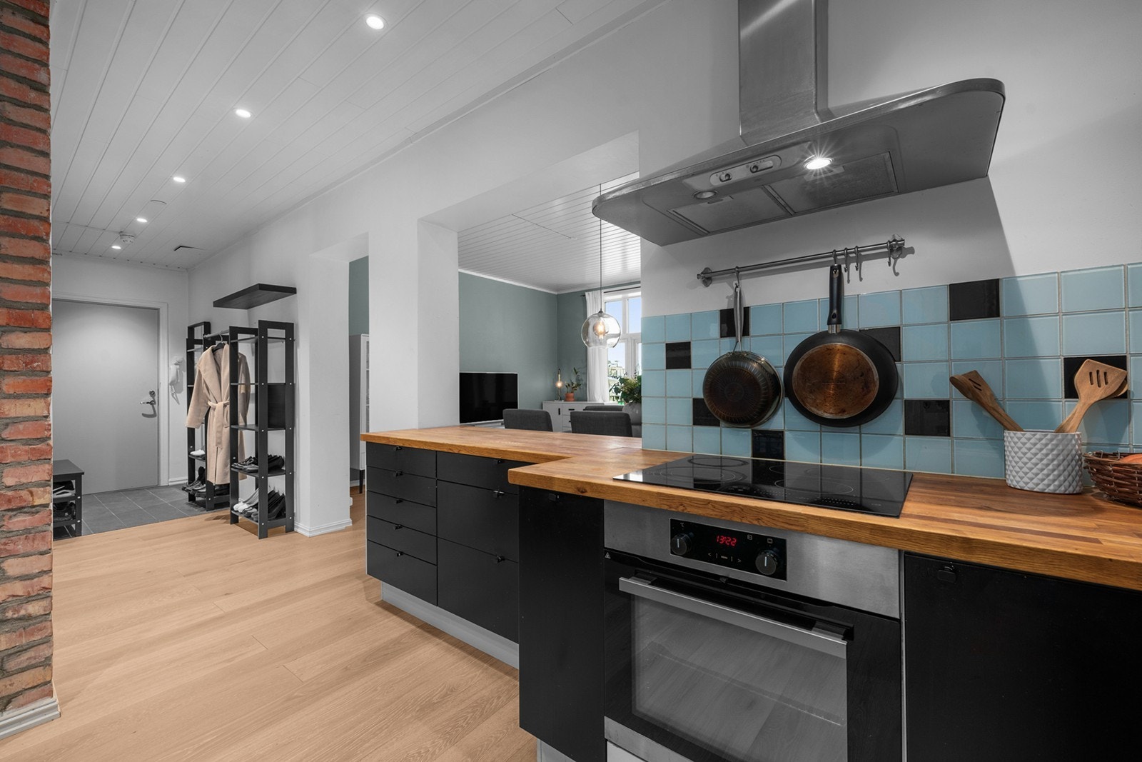 Integrerte hvitevarer og heltre benkeplate gir kjøkkenet en funksjonell arbeidsflate. Galleribilde