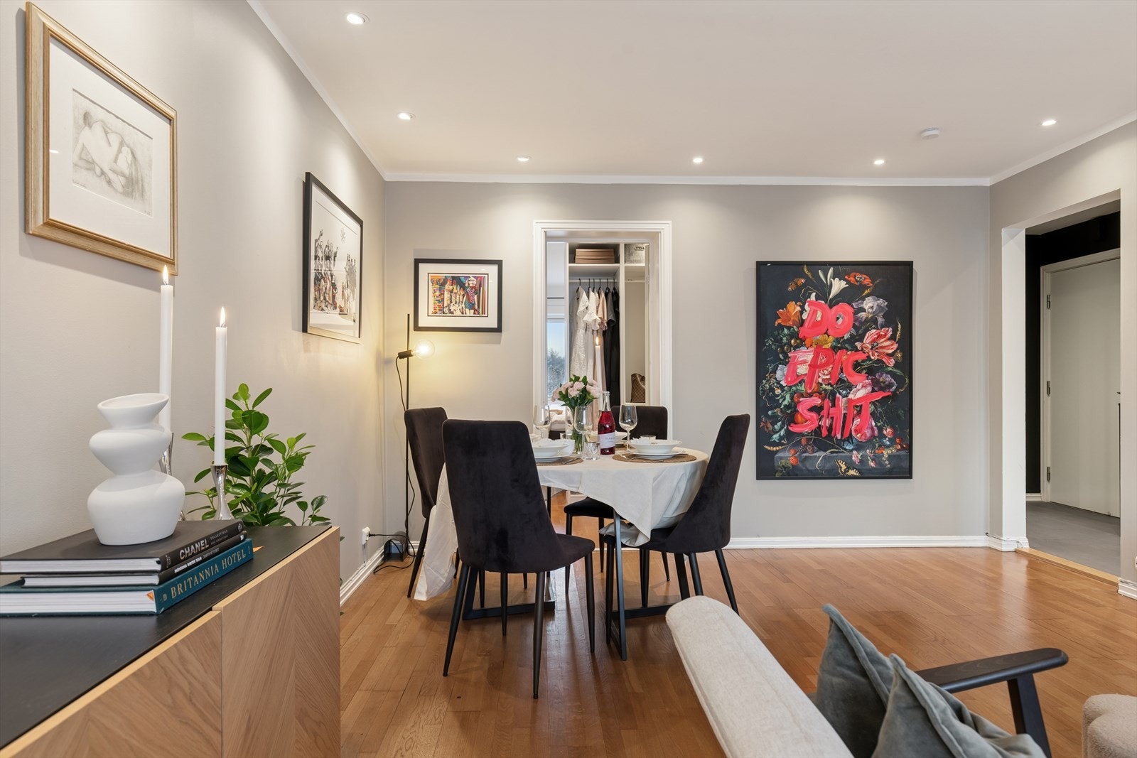 Spiseplassen er naturlig integrert i stuen, ideell for sosiale sammenkomster. Galleribilde