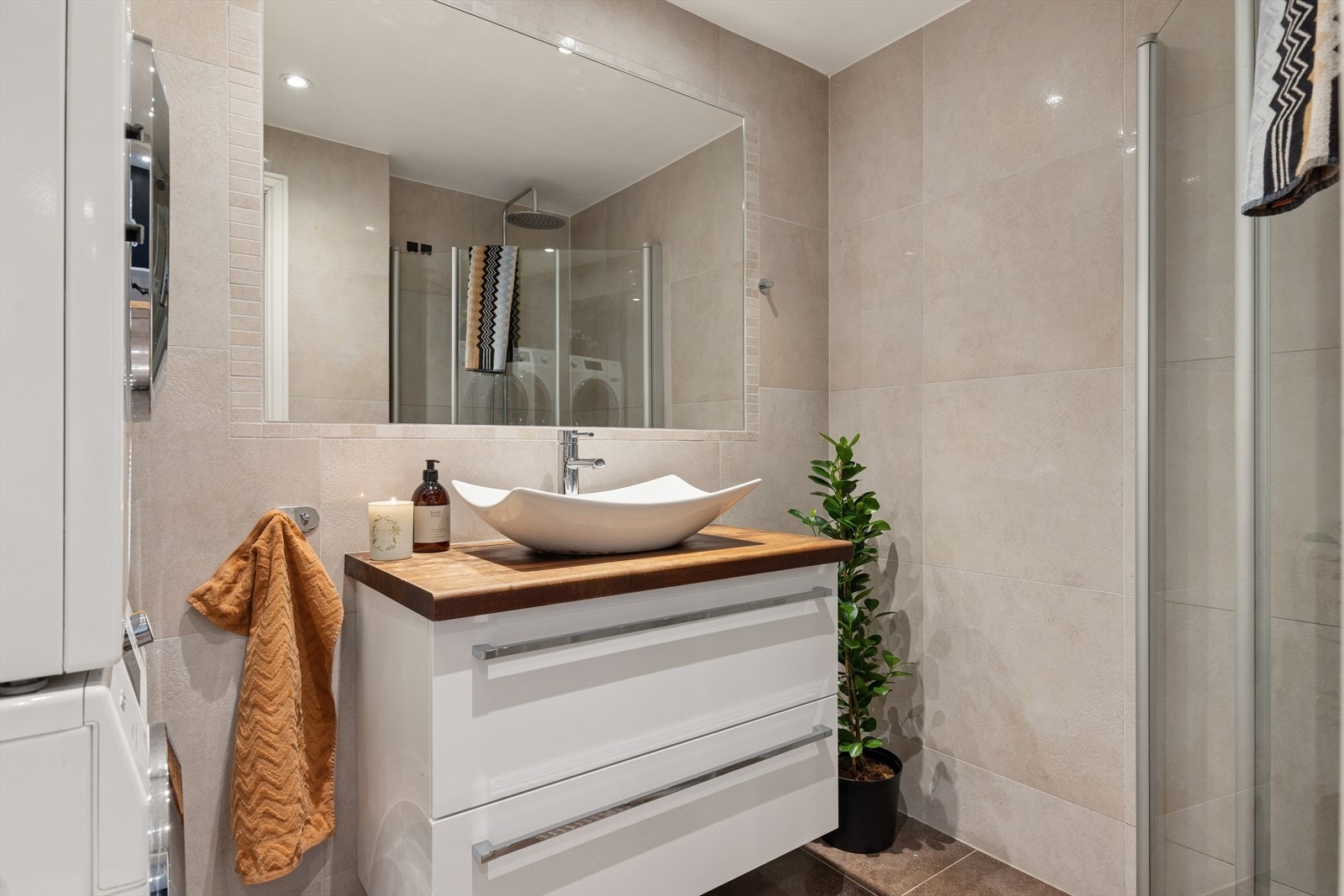 Badet ble pusset opp i 2013 og er helfliset med en moderne innredning. Galleribilde