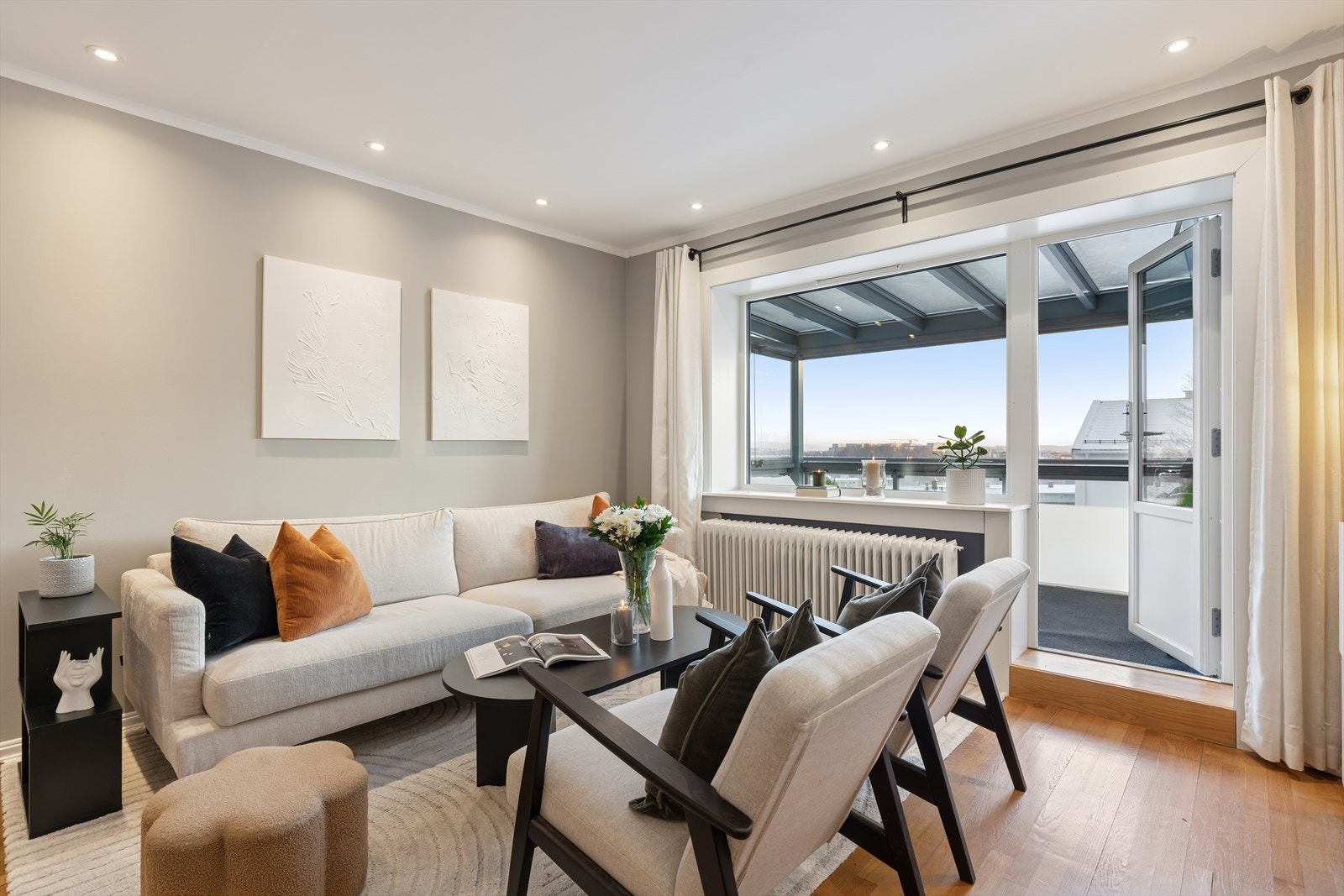 En flott 3-roms i et veletablert og trygt nabolag med en perfekt balanse mellom byliv og rolige omgivelser. Galleribilde