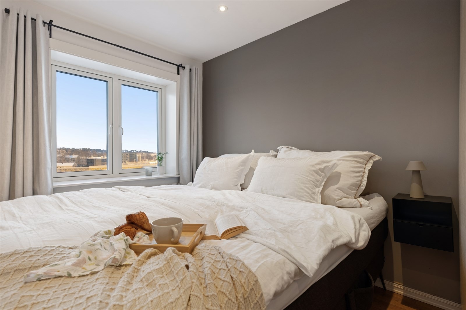 Hovedsoverommet har god plass til dobbeltseng og tilhørende møblement. Galleribilde