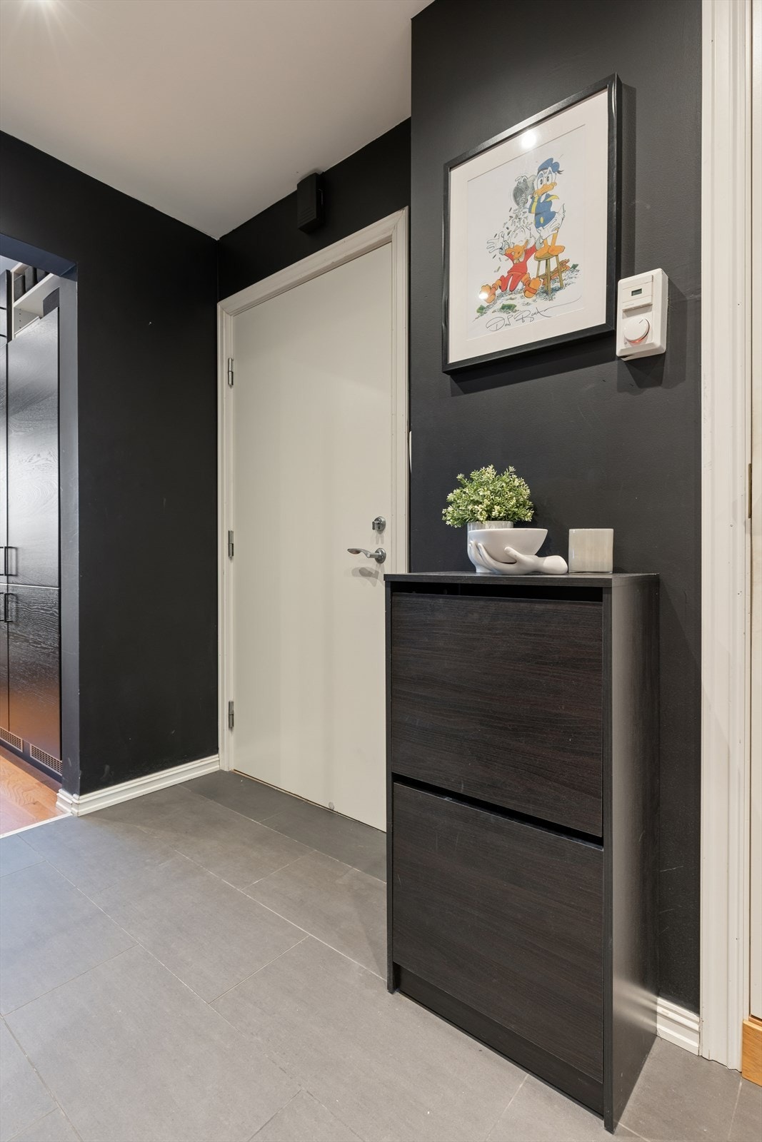 Inngangsdøren er brann- og lydklassifisert (B30, 35db) for økt trygghet og komfort. Galleribilde