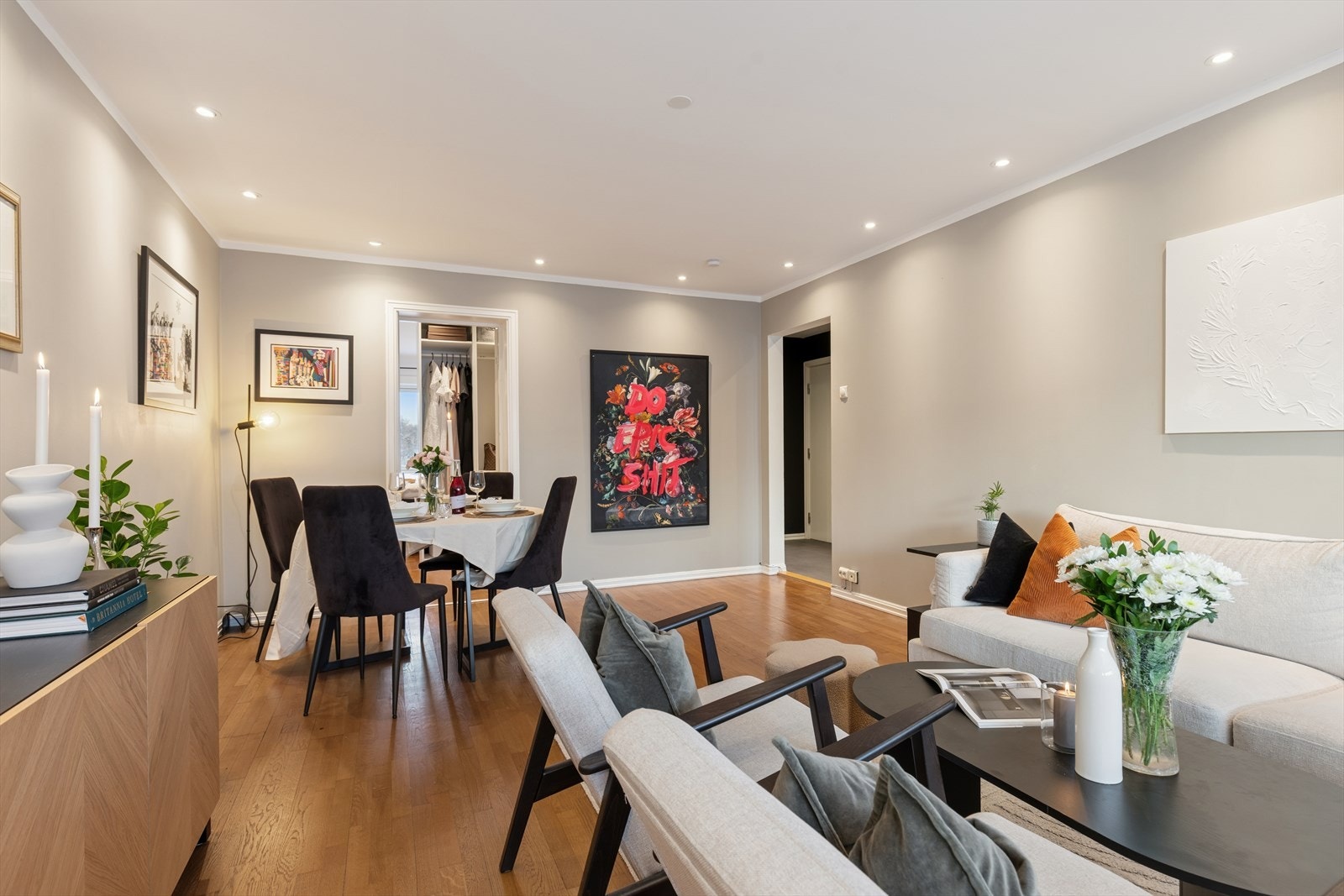 Stuen er romslig og har plass til både sofagruppe og en egen spisedel. Galleribilde