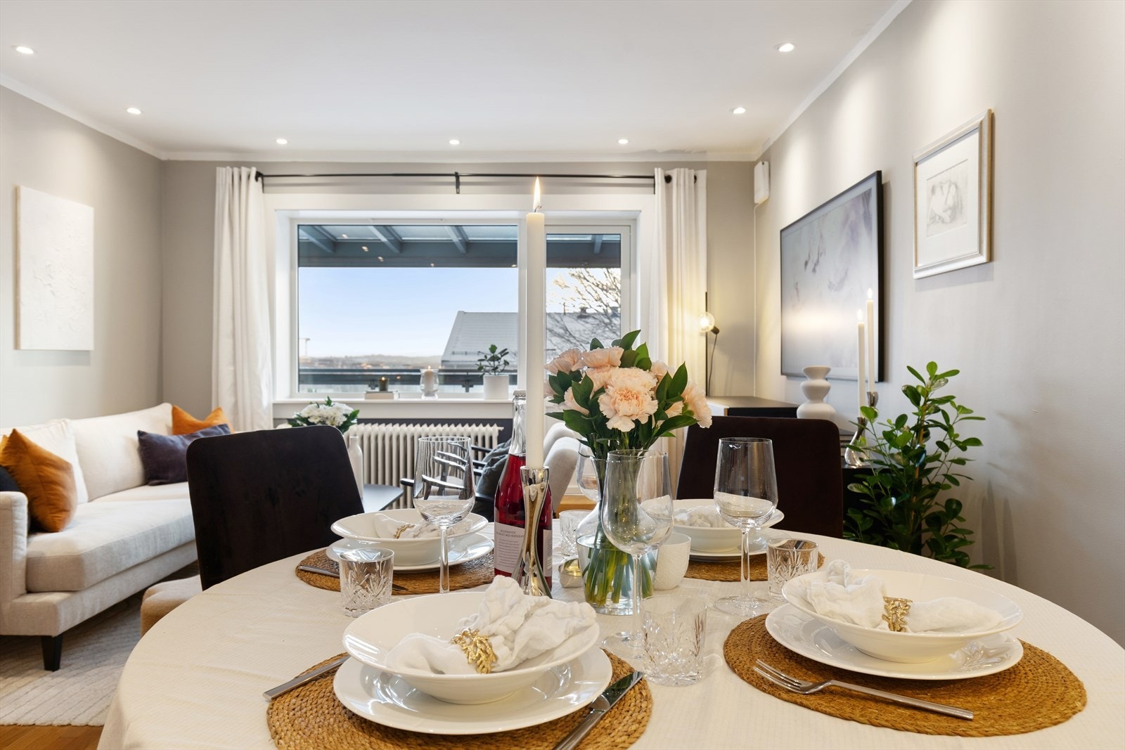 Fra stuen er det direkte utgang til den anvendelige, innglassede balkongen. Galleribilde