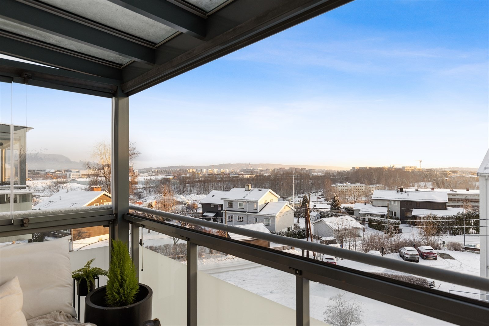 Den store, innglassede balkongen på 11 m² fungerer som en flott forlengelse av stuen. Galleribilde