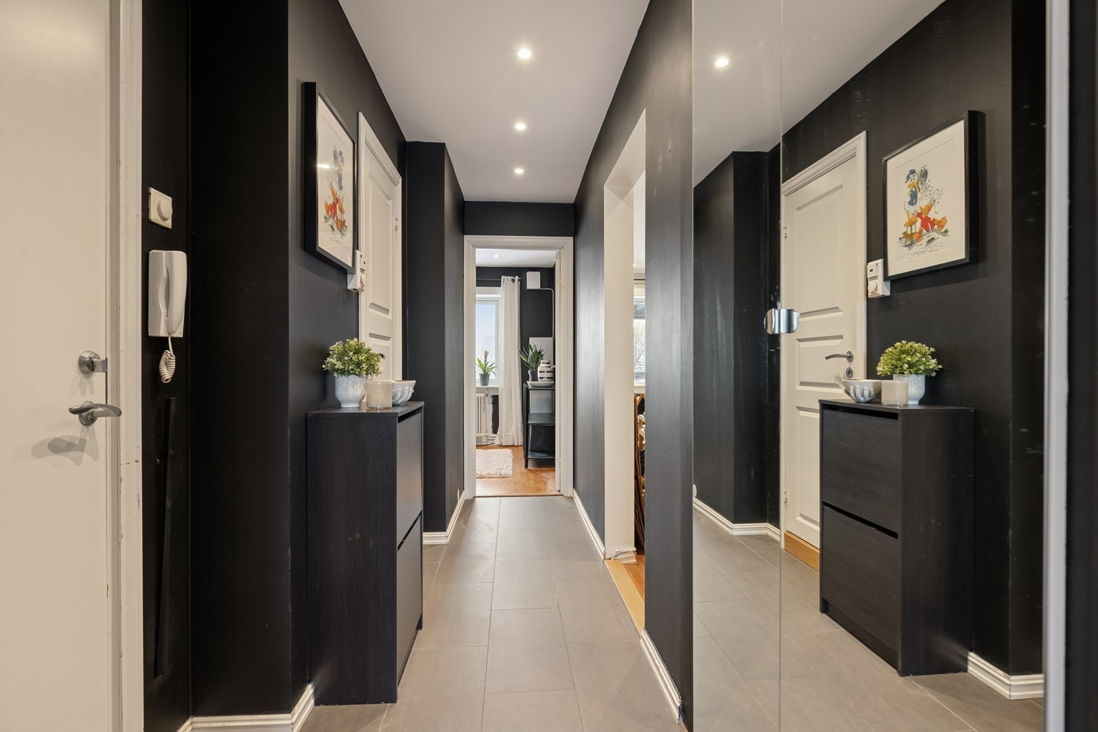 En praktisk entré binder leilighetens rom sammen på en god måte. Fliser med varmekabler Galleribilde