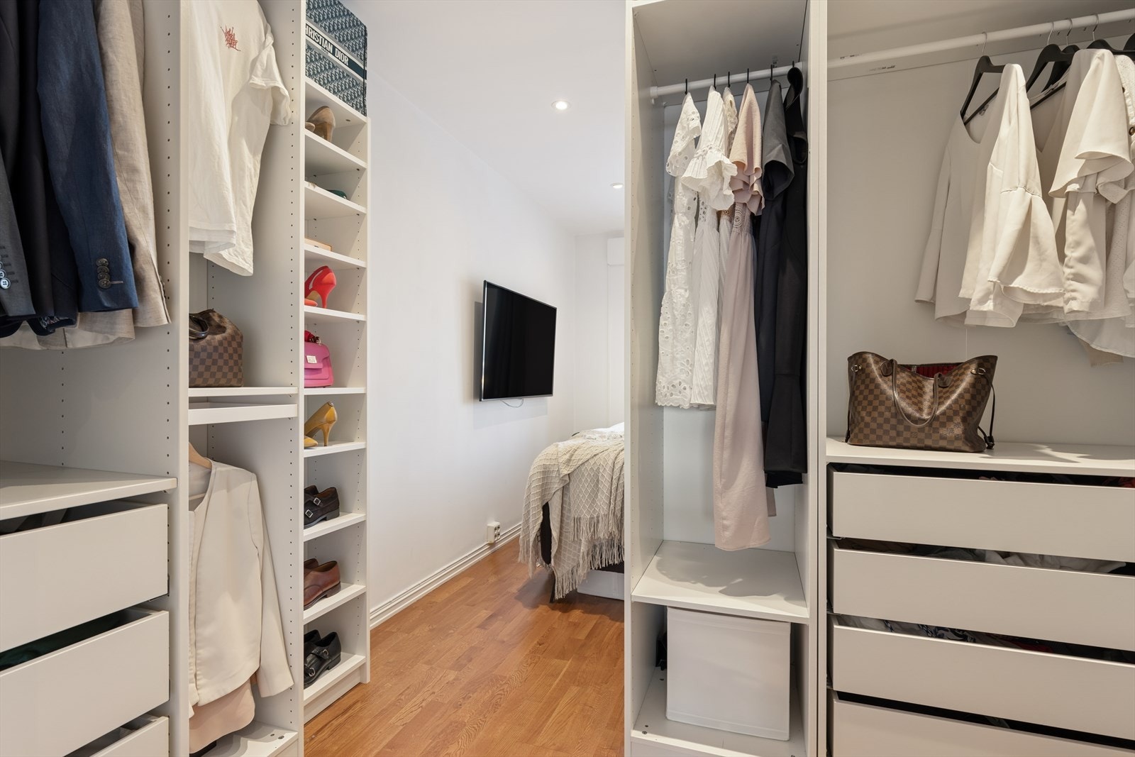 En romslig garderobeløsning gir rikelig med oppbevaringsplass. Galleribilde