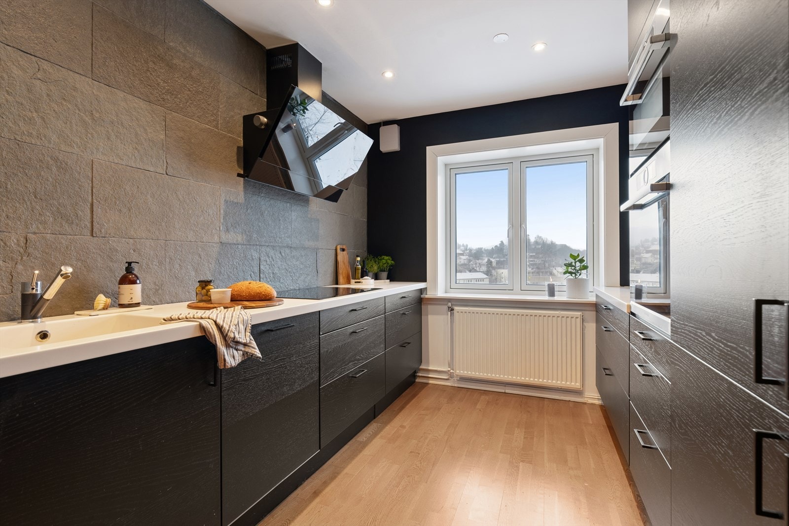 Moderne og stilrent kjøkken fra 2016 med en arealeffektiv utforming. Galleribilde