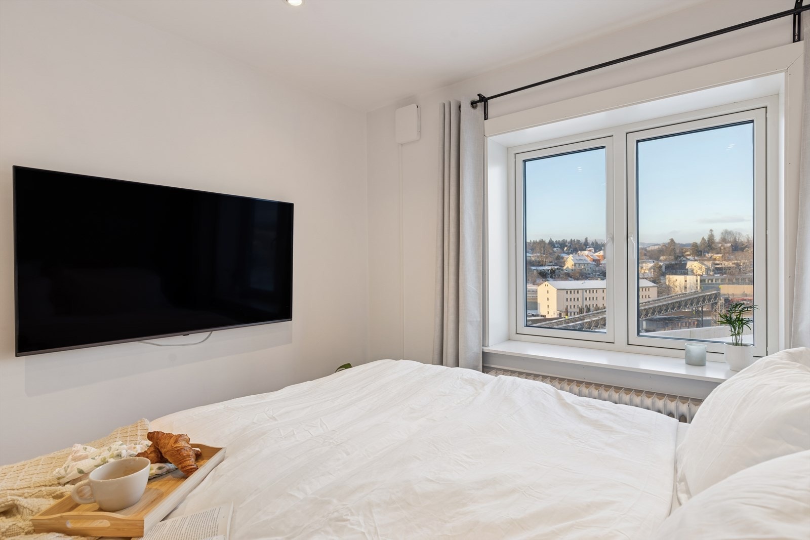 Rommet har parkett på gulvet og malte flater, et nøytralt utgangspunkt. Galleribilde