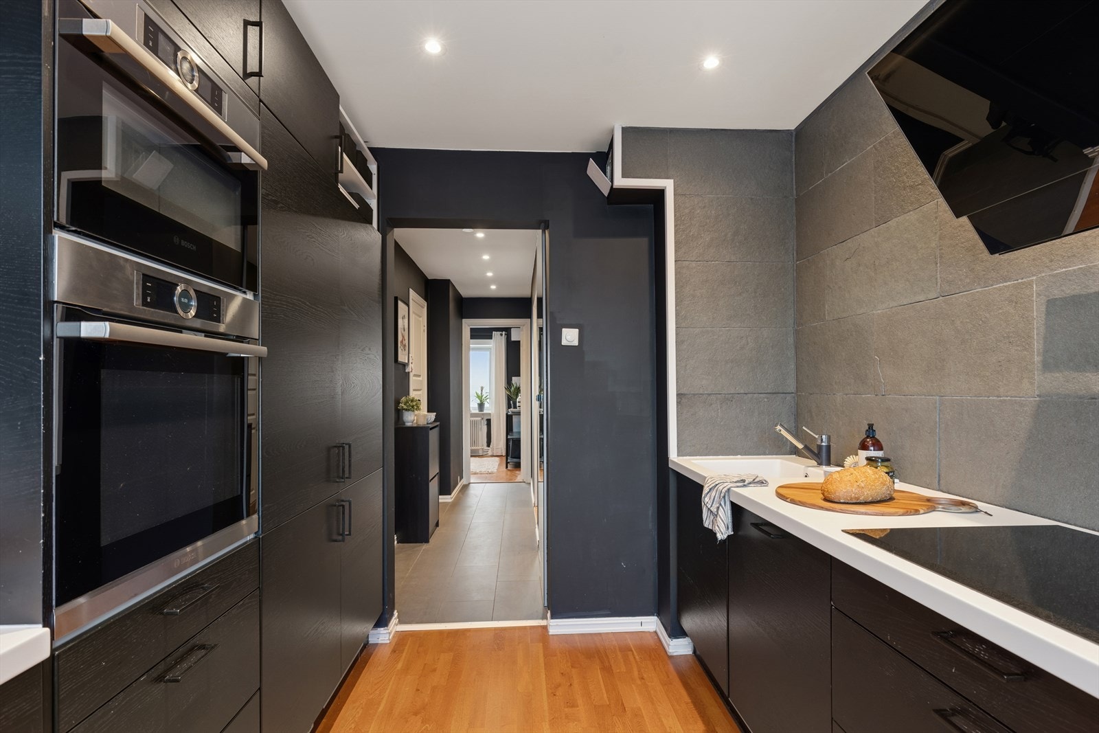 Kjøkkenet er fullt utstyrt med integrerte hvitevarer, inkludert induksjonstopp. Galleribilde