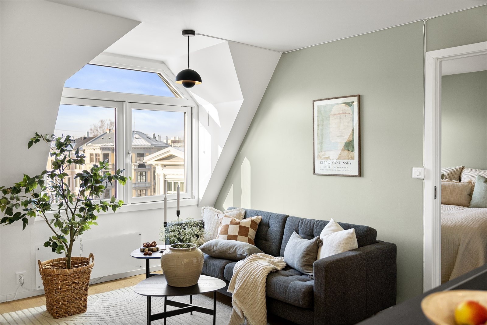 Delikat stue med plass til sofagruppe og øvrig møblement. Galleribilde