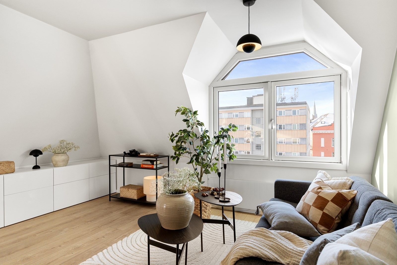 Stuen har godt lysinnslipp fra store vindusflater. Vinduene ble byttet i 2024. Galleribilde