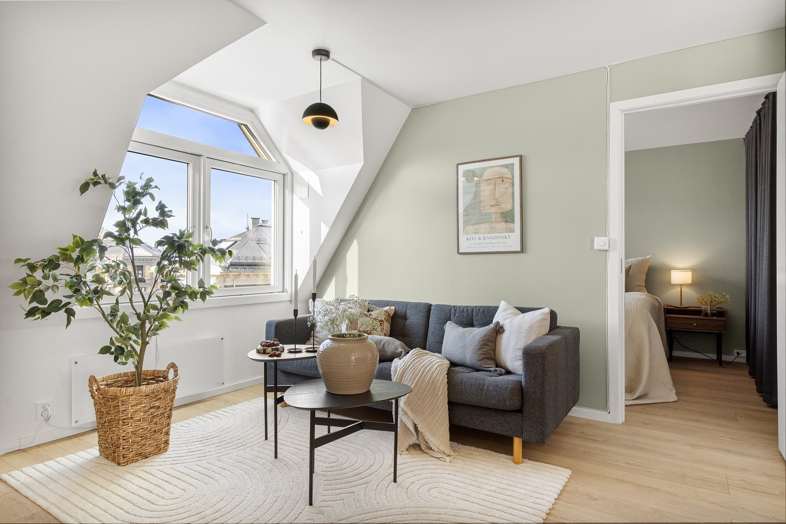 Stuen har rikelig med lys. Galleribilde