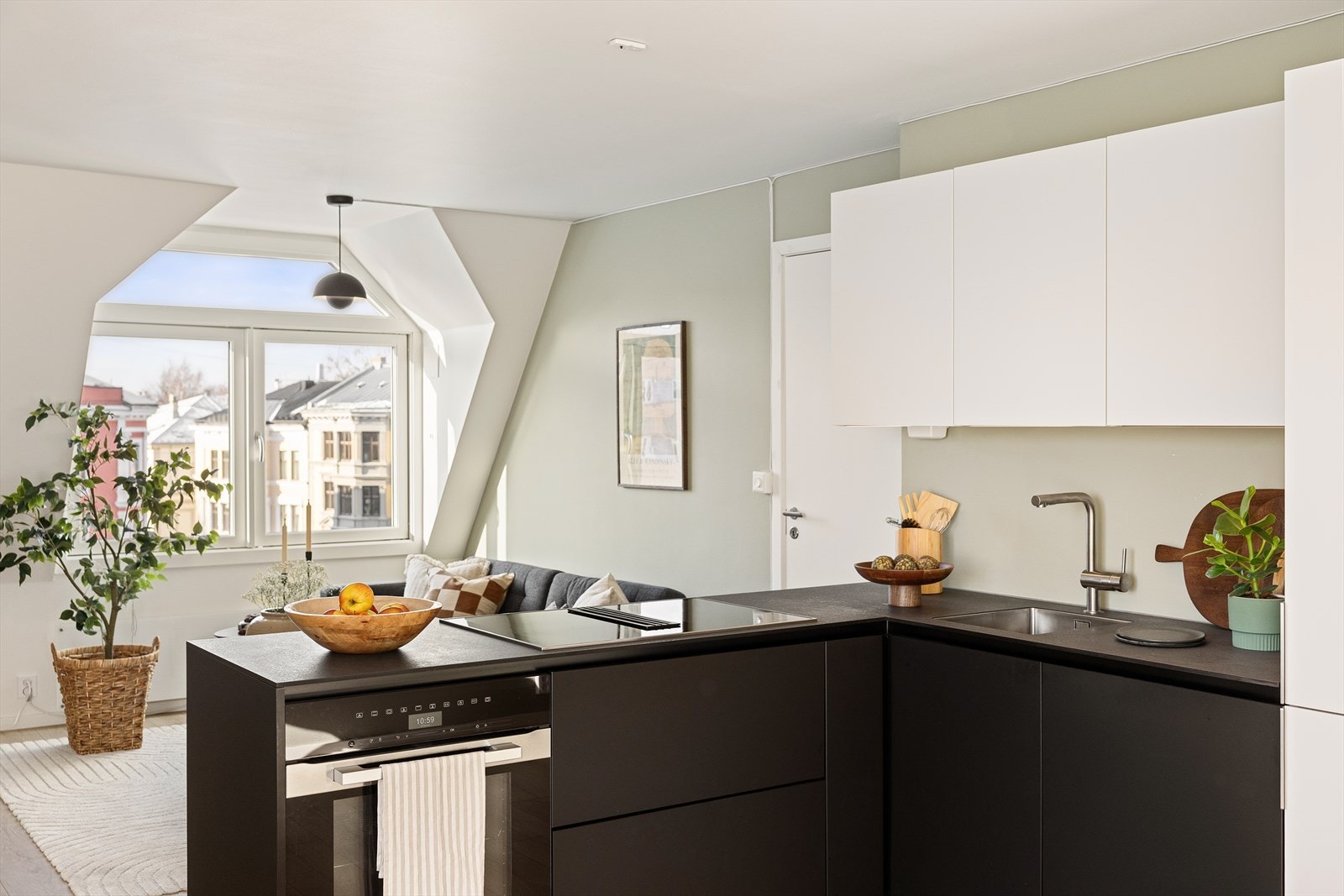 Kjøkkenet har integrert oppvaskmaskin, kjøl/fryseskap, platetopp og stekeovn. Platetoppen har en integrert kullfiltervifte. Galleribilde