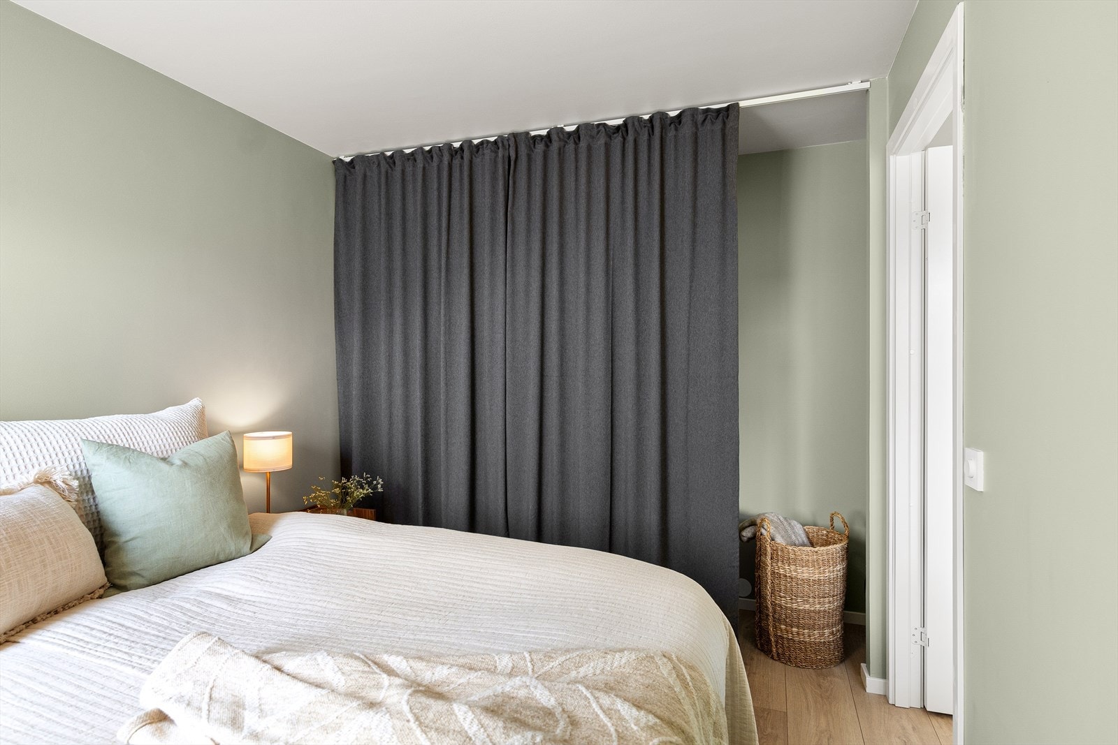 Muligheter for god skapplass på soverommet. Galleribilde