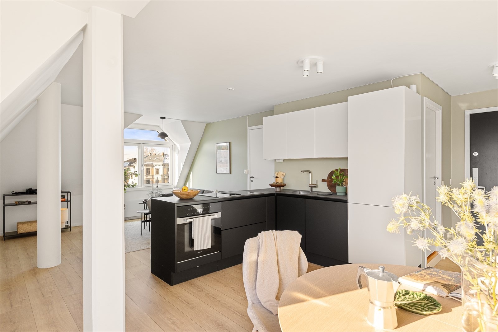 Lekkert og moderne HTH-kjøkken med Miele-hvitevarer og ny varmtvannsbereder montert i 2019. Galleribilde