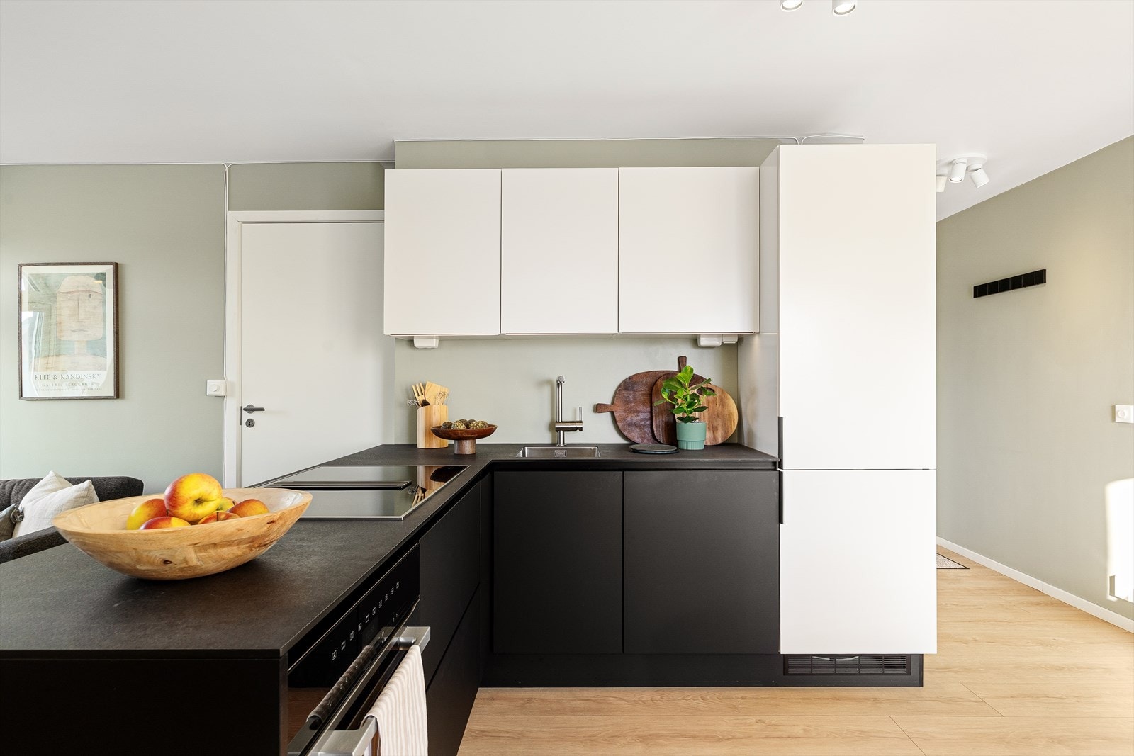 God lagringsplass i skuffer og skap, samt rikelig med benkeplass. Galleribilde