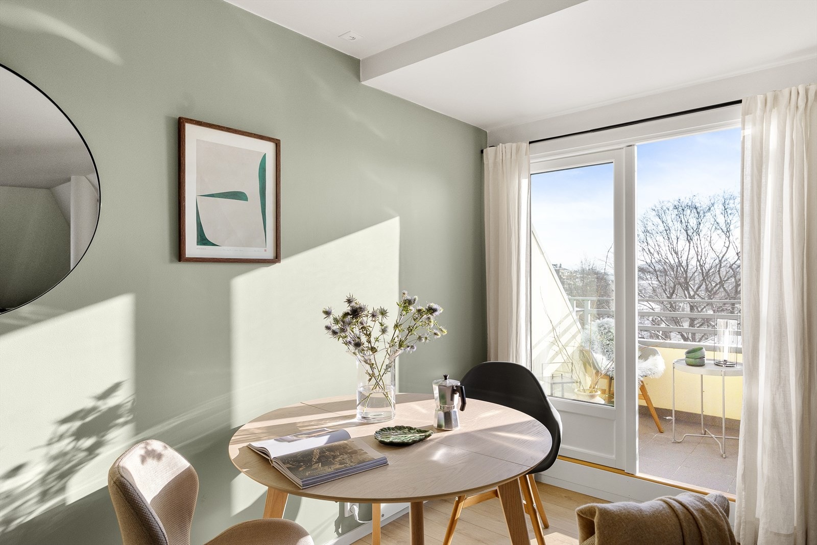 Rommet tillater også plass til et hyggelig spisebord. Galleribilde