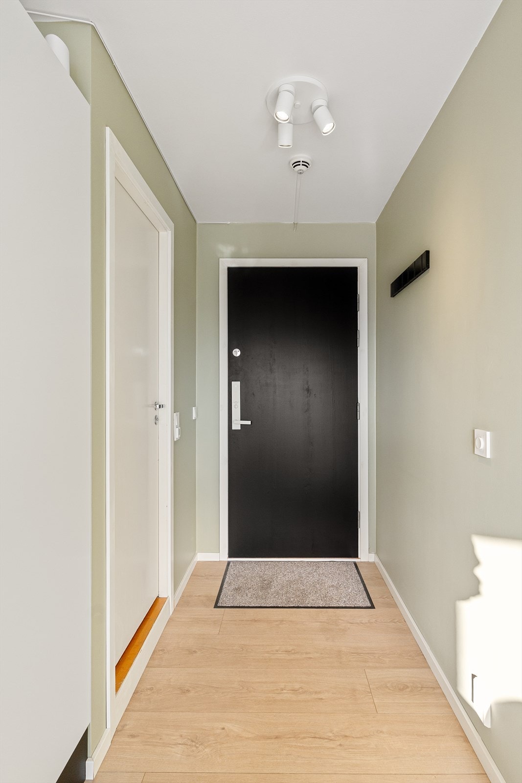 En hyggelig entré med plass til oppheng av yttertøy. Galleribilde