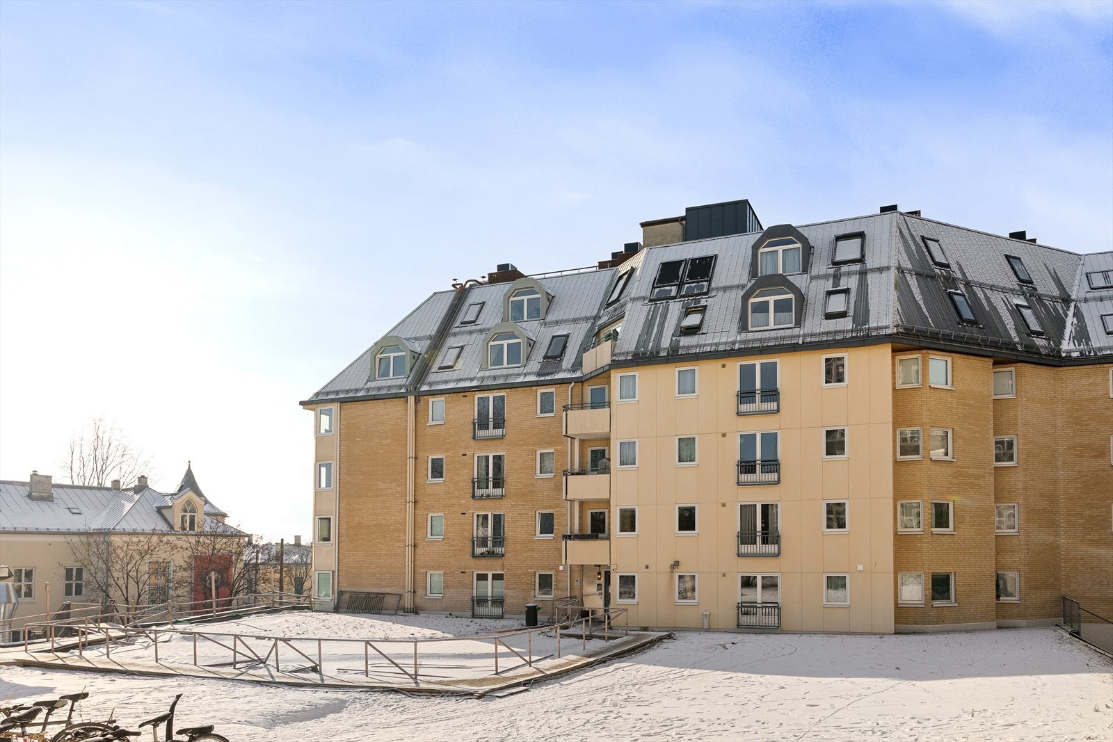 Fasade. Det er en pågående prosess med rehabilitering av bakgården der det nå er etablert membran ned mot garasjeanlegget og utenomhusarealene tilbakestilles. Galleribilde