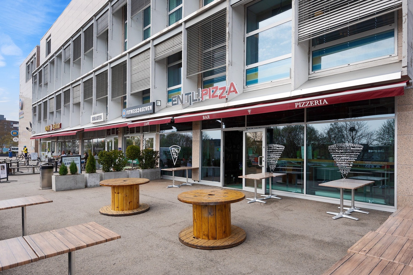 Nærhet til flere spisesteder, som f.eks. populære "EnTilPizza". Galleribilde