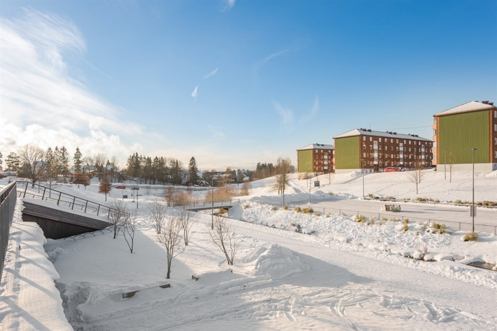 På vinteren anlegges det skøytebane i parken. Til glede for store og små. Galleribilde