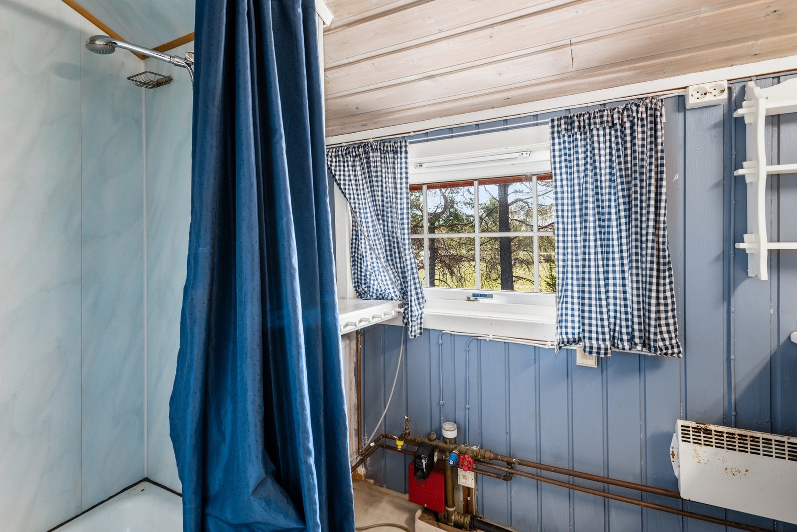 Dusjhjørne med fast bunnplate og baderomsplater i dusjsone. Galleribilde