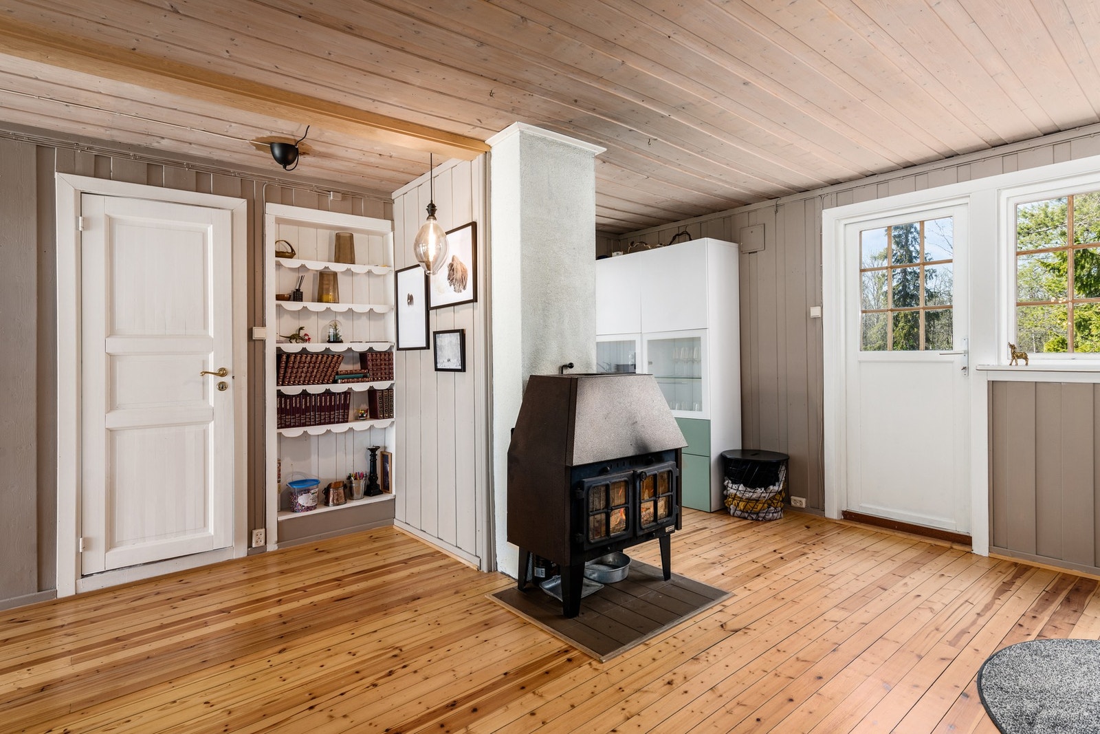Peisovnen i stuen varmer godt på kalde høst- og vinterdager. Til venstre for bildet har du tilgang til bad. Galleribilde