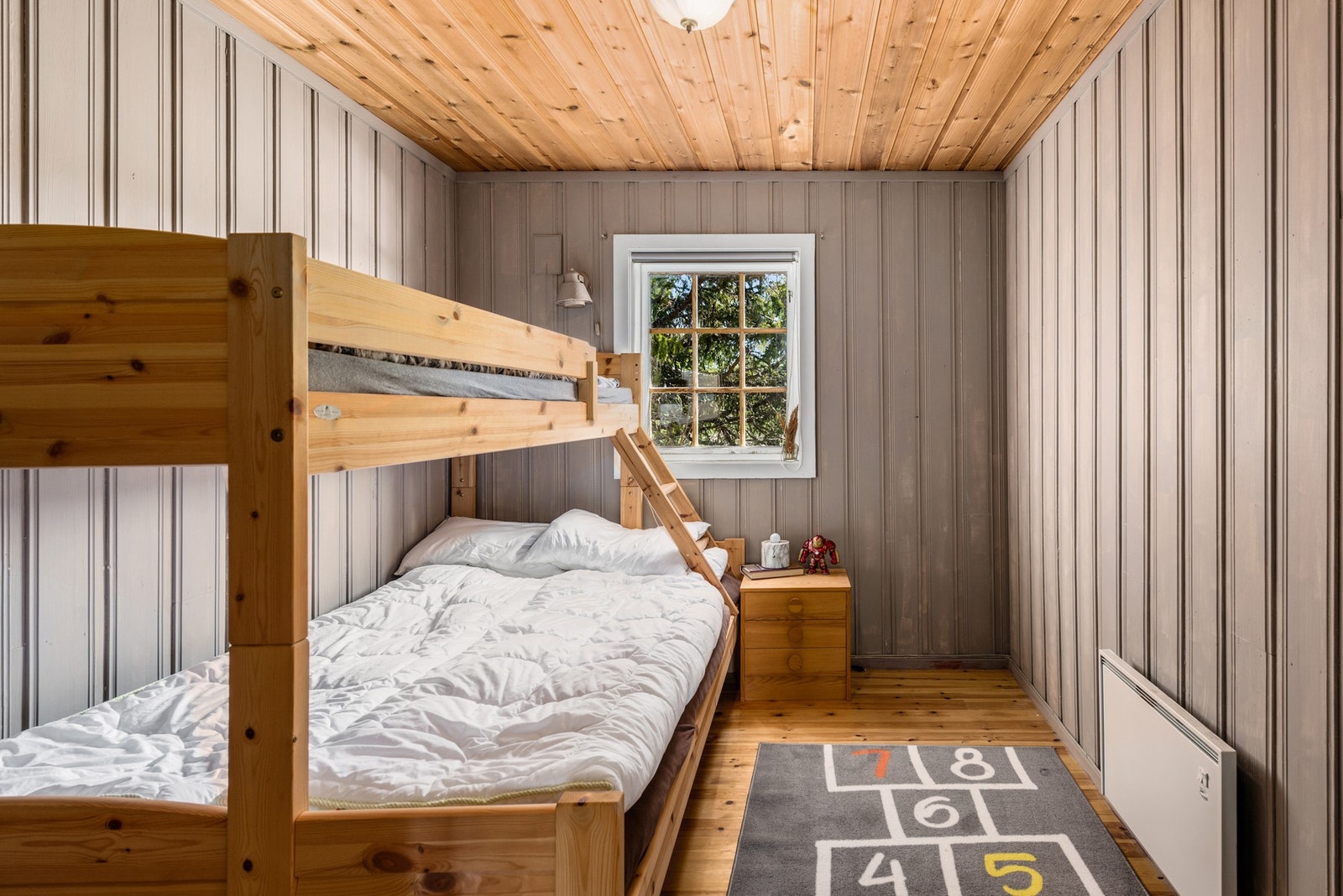 Hytta har 2 soverom. Hovedsoverommet har god plass til dobbeltseng, nattbord og garderobeskap/kommode. Galleribilde