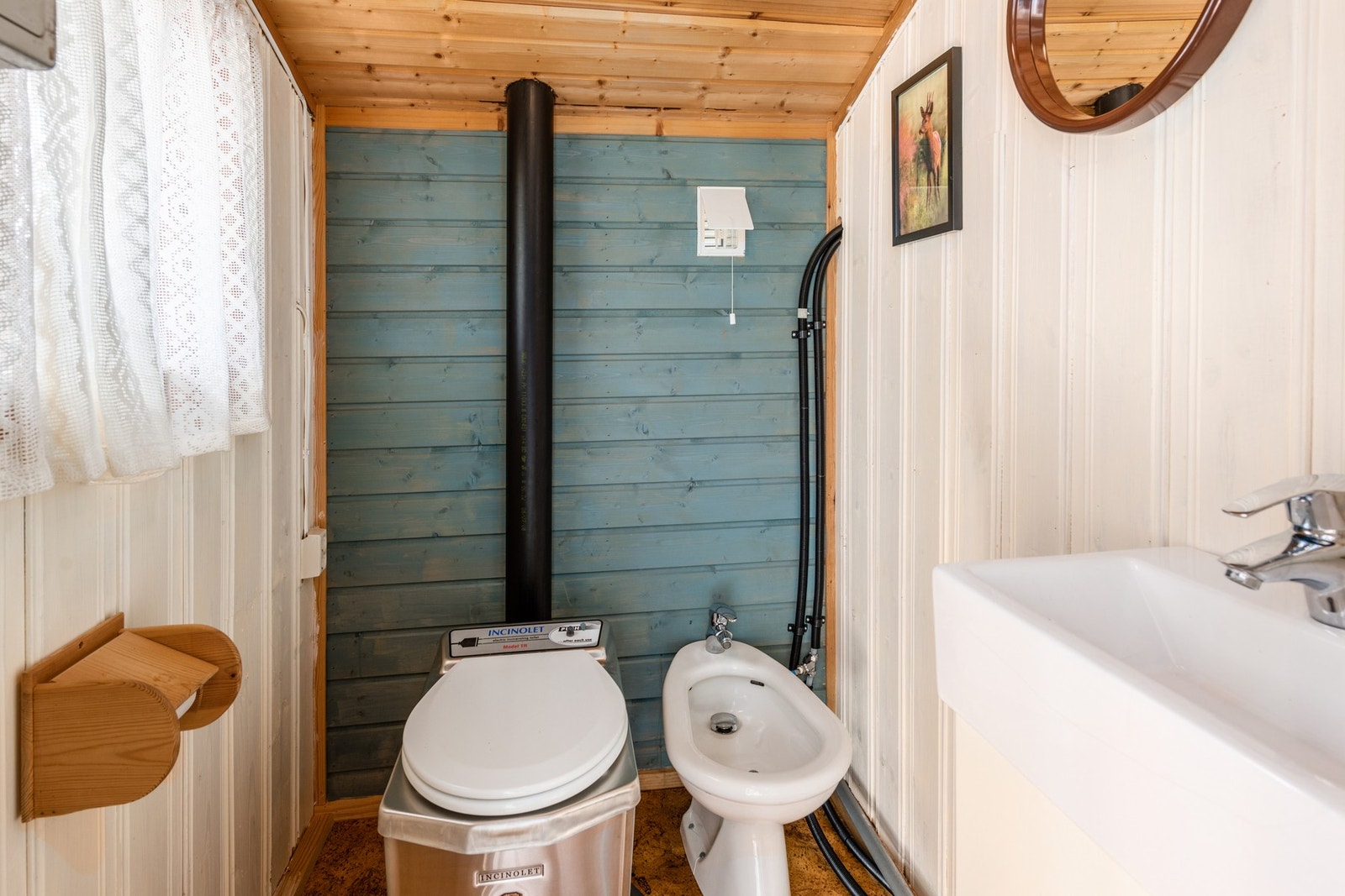 På toalettrommet er det montert bidet, forbrenningstoalett og servant. Galleribilde