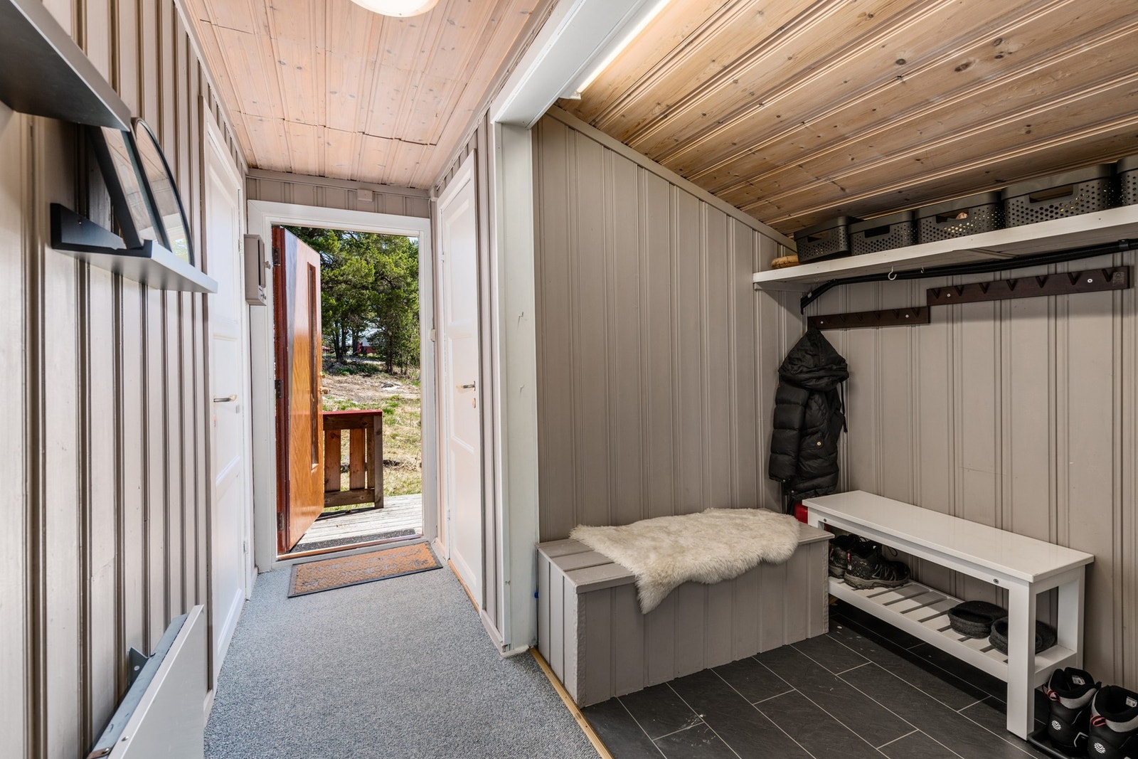 Velkommen inn til romslig entré/gang med tilgang til toalett til høyere og spisestue til venstre (tidligere soverom). Galleribilde